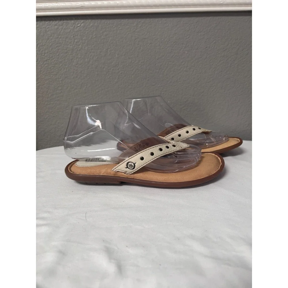 Born Womens 6 Cream Ivory Leather Thong Sandals